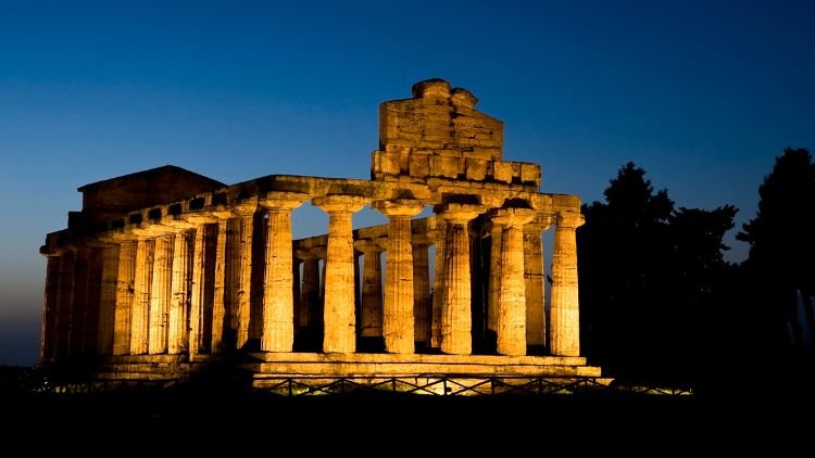 Paestum Viaggio nel Cuore della Magna Grecia tra Templi Millenari e Mare